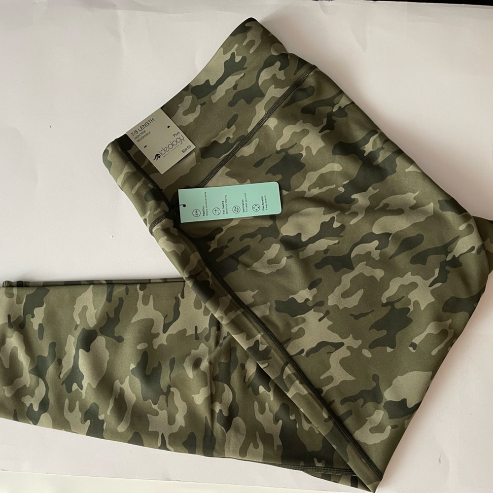 Ideology plus size camo-Print Reversible Cropped Leggings